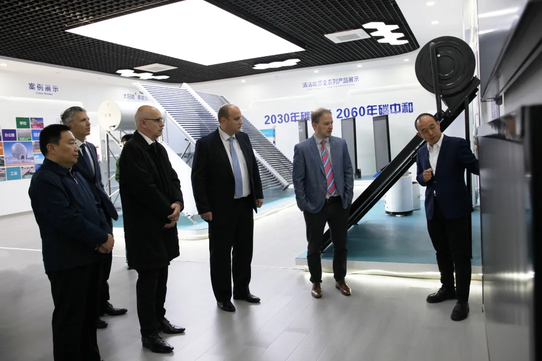 Visite d'une délégation de la Conférence des dirigeants locaux Chine-PECO au groupe SOLETKS Visite d'une délégation de la Conférence des dirigeants locaux Chine-PECO au groupe SOLETKS